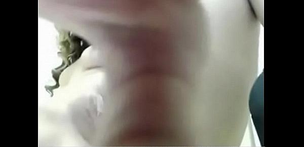  Deepthroats brune mignonne gode sur webcam